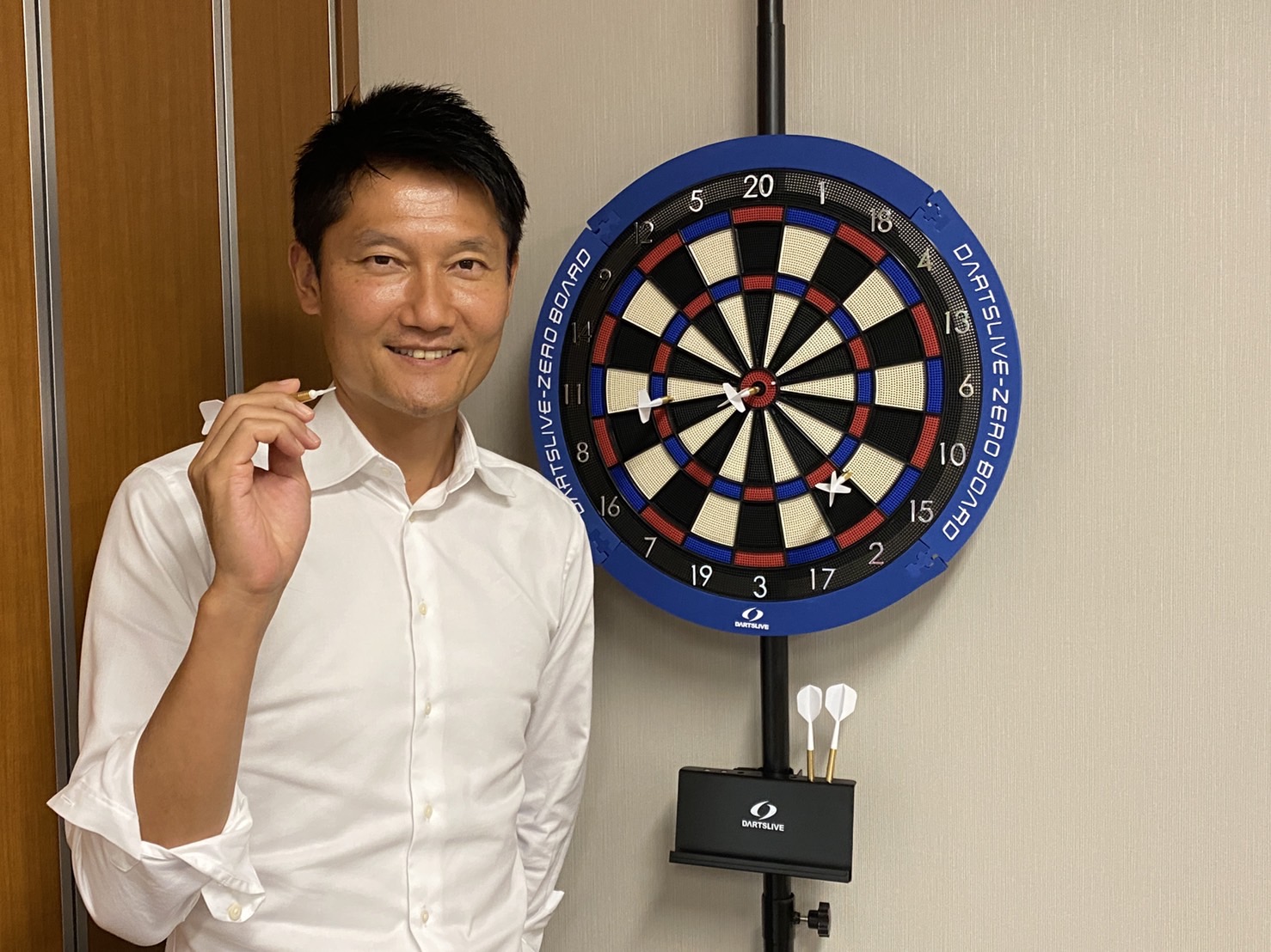 ダーツ議連事務局長:朝日健太郎議員の会議室にダーツボードを設置しました